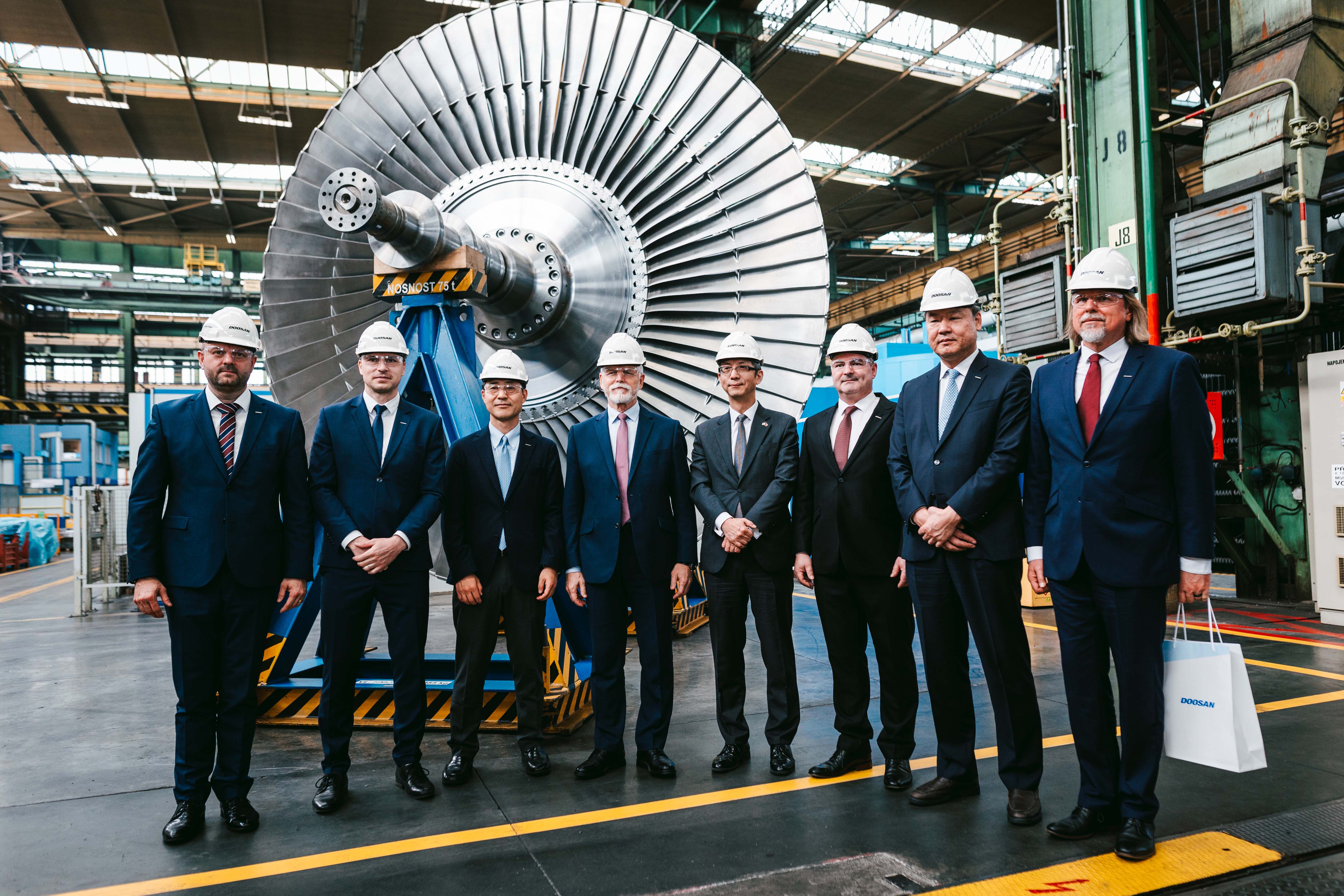 On March 25(Czech local time), Czech President Petr Pavel(4th from the left) poses for a group photo in front of the steam turbine with related parties, Youngki Hong, South Korean Ambassador to the Czech Republic (5th from the left); Seungwoo Sohn, CEO of Doosan Enerbility’s Power Services BG (3rd from the left) and Youngki Lim, CEO of Doosan Skoda Power (2nd from the right).