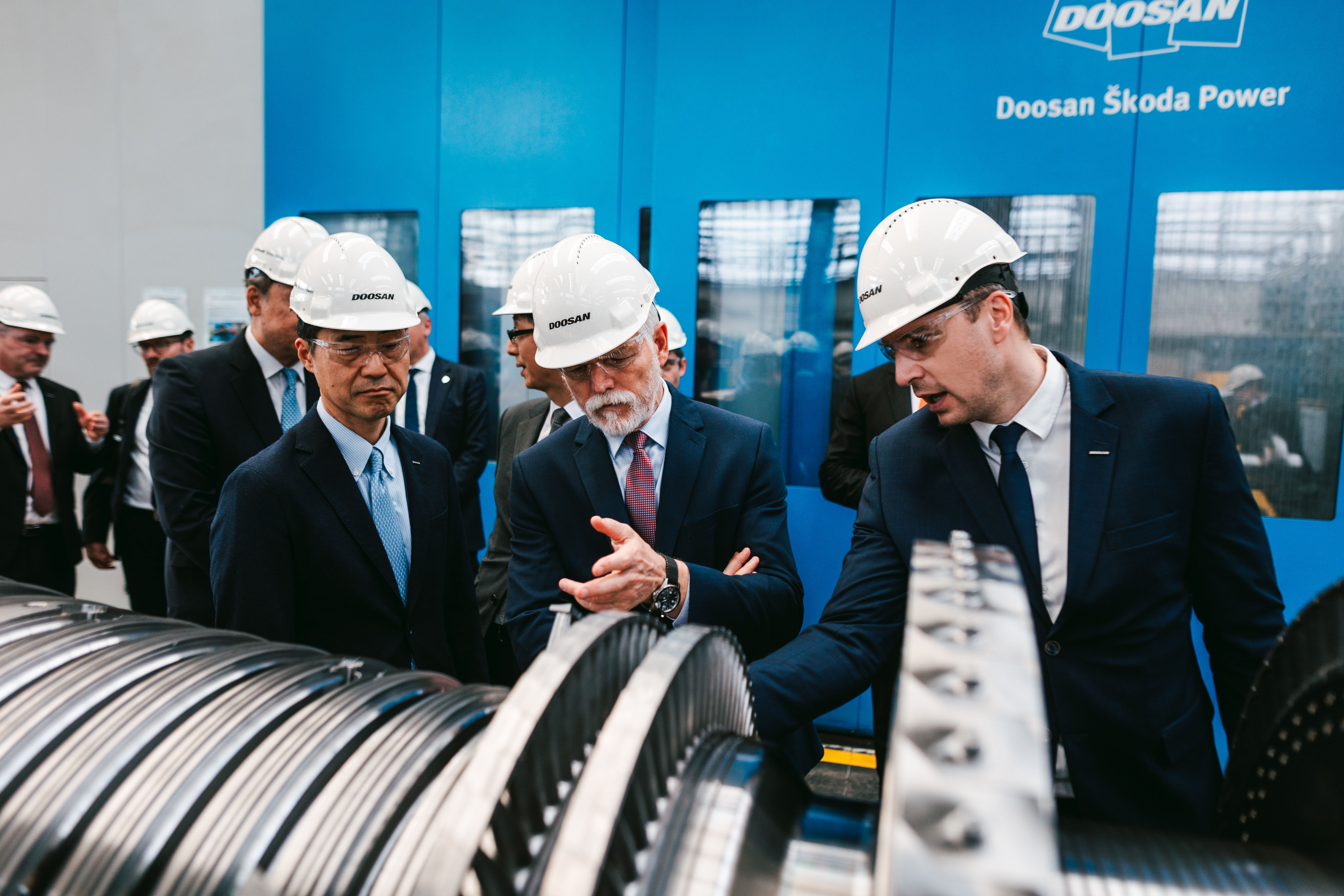 On March 25(Czech local time),  Czech President Petr Pavel (2nd from the right) is looking over the steam turbine with Seungwoo Sohn, CEO of Doosan Enerbility’s  Power Services BG (3rd from the right) during his visit to Doosan Skoda Power.