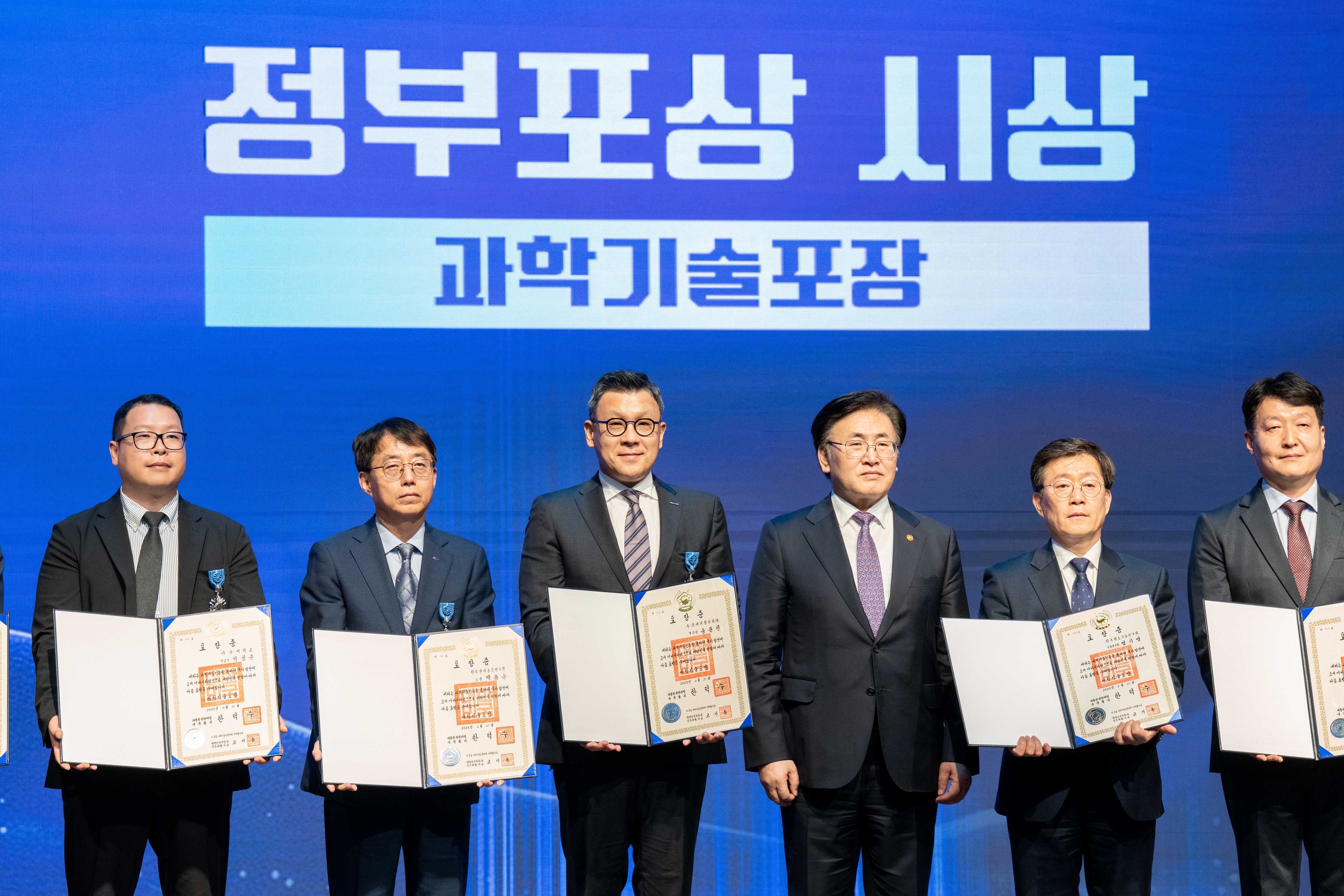 ▲ Doosan Enerbility CSO Yongjin Song (3rd from the left) received the Commendation for Science & Technology at the 58th Science and ICT Day Ceremony held at the Science and Technology Convention Center in Gangnam-gu, Seoul on April 21.