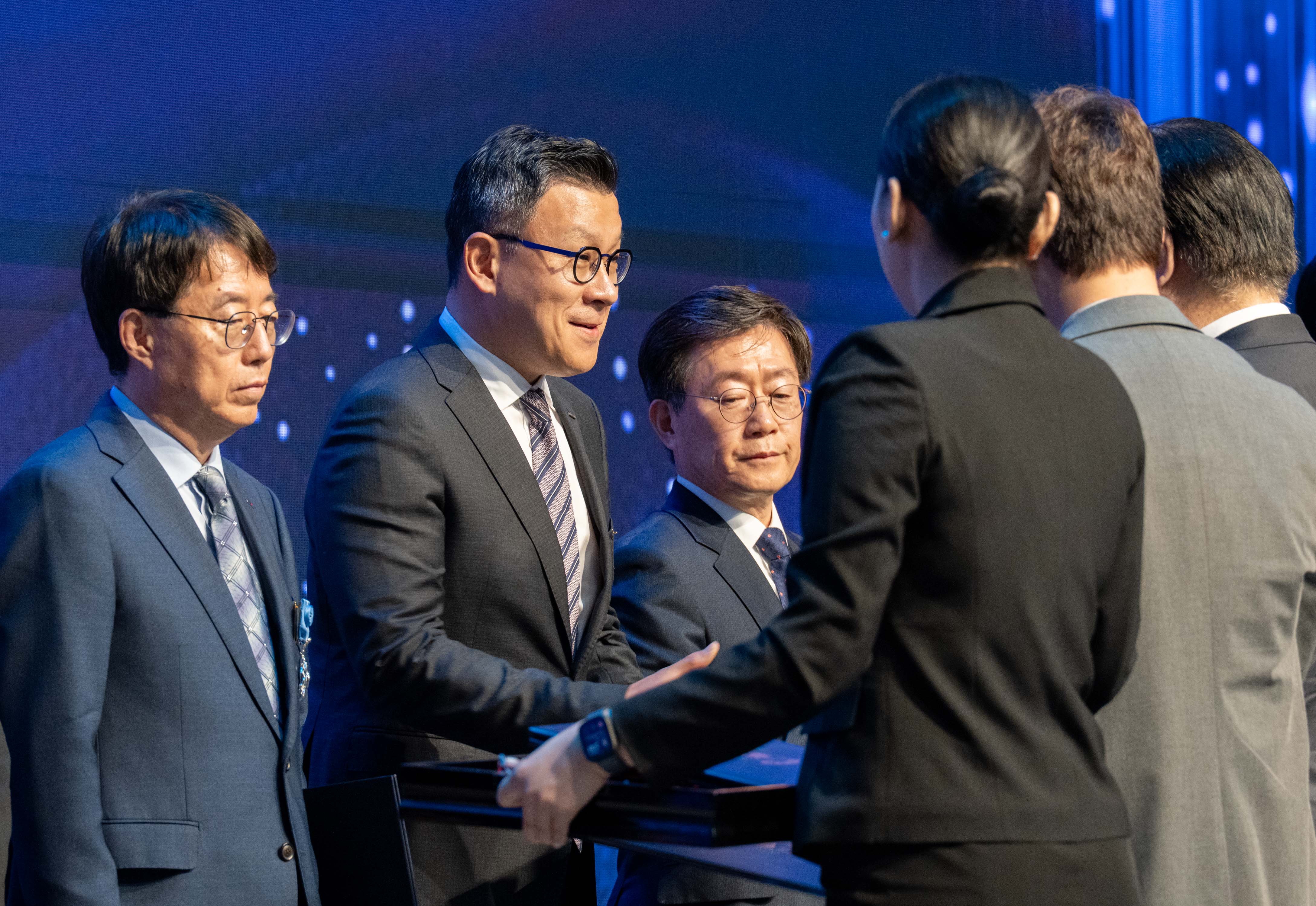 ▲ Doosan Enerbility CSO Yongjin Song (2nd from the left) received the Commendation for Science & Technology at the 58th Science and ICT Day Ceremony held at the Science and Technology Convention Center in Gangnam-gu, Seoul on April 21.