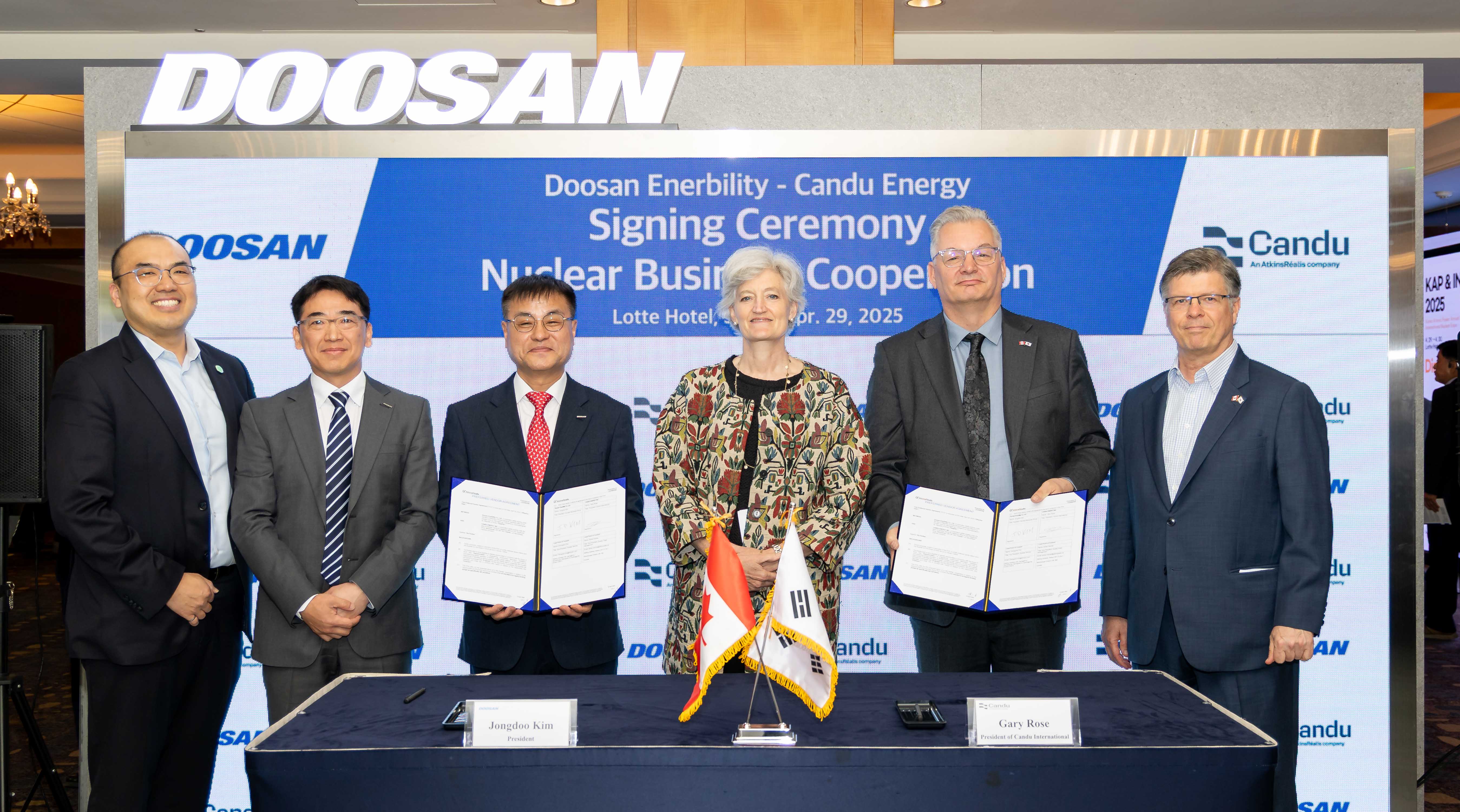 ▲ Related parties including Tamara Mawhinney, Canadian Ambassador to the Republic of Korea (3rd from the right); Gary Rose, President of Candu Energy (2nd from the right) and Jongdoo Kim, CEO of Doosan Enerbility’s Nuclear BG (4th from the right), pose for a group photo at the Signing Ceremony for Nuclear Business Cooperation which was held at Lotte Hotel Seoul on April 29. 