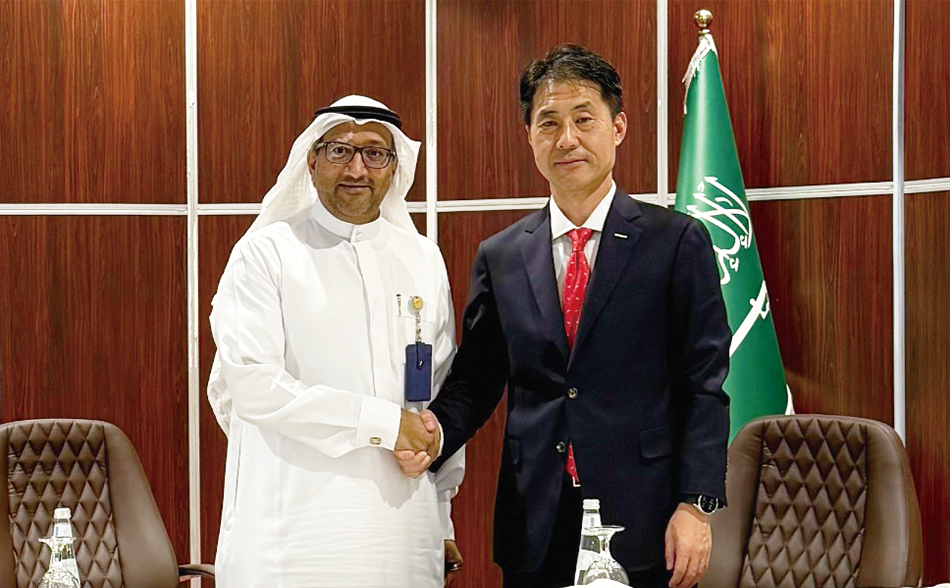 ▲ On April 27, Jamal Abdulrahman Omar, Vice President of Operation & Maintenance at Marafiq (on the left), and Seungwoo Sohn, CEO of Doosan Enerbility’s Power Services BG, pose for a photo at the Yanbu 2 Fuel Conversion Contract Signing Ceremony held in Jubail, Saudi Arabia