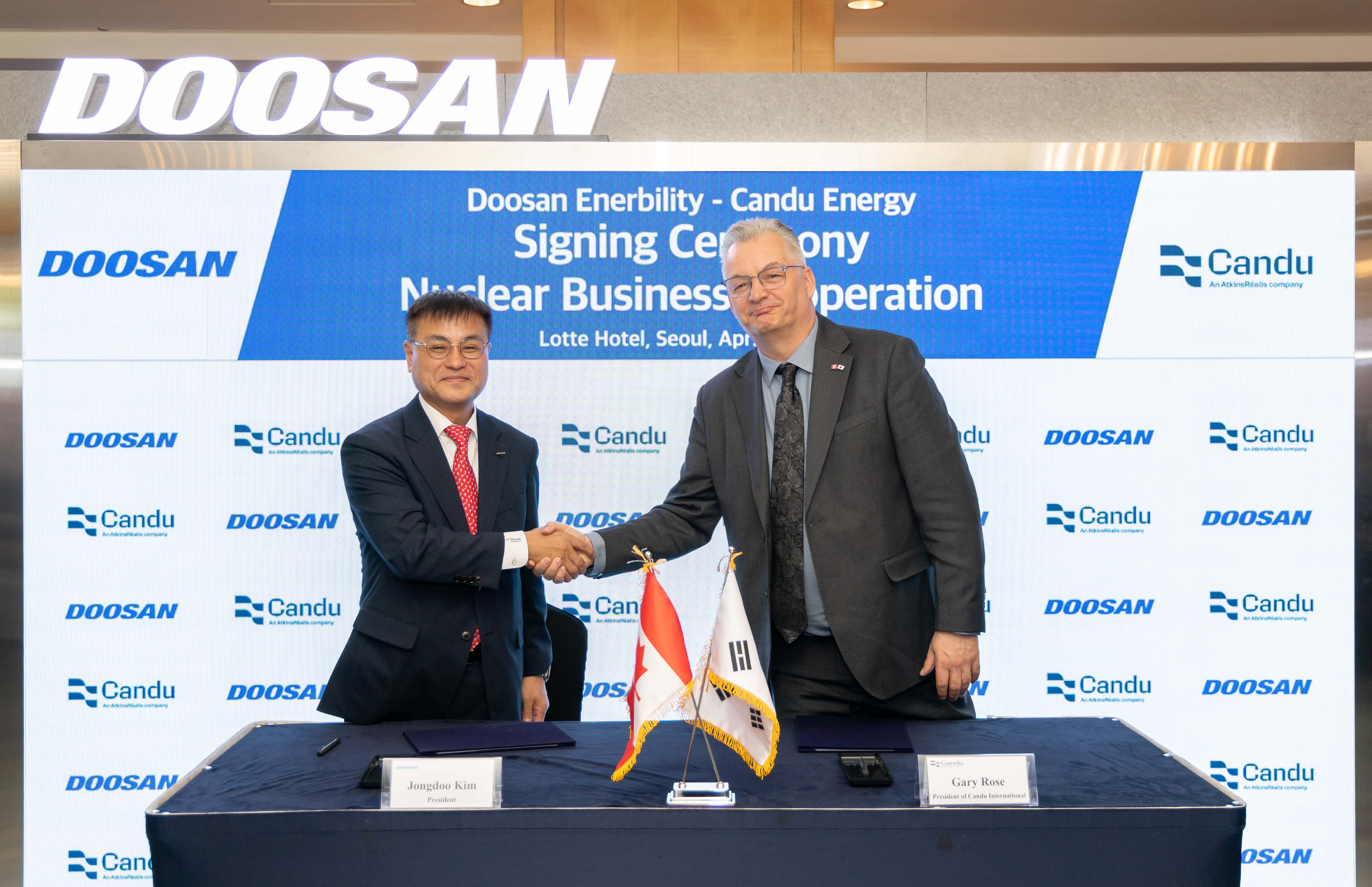 ▲ Gary Rose, President of Candu Energy (on the right), and Jongdoo Kim, CEO of Doosan Enerbility’s Nuclear BG, pose for a photo at the Preferred Vendor Agreement Signing Ceremony for Nuclear Business Cooperation which was held at Lotte Hotel Seoul on April 29.