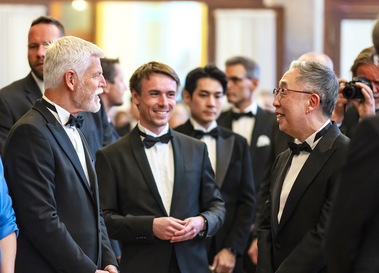 ▲ Doosan Enerbility Chairman Geewon Park (on the right) engaging in conversation with Czech President Petr Pavel (on the left) at the opening reception of the Prague Spring Festival on May 12 (local time). 