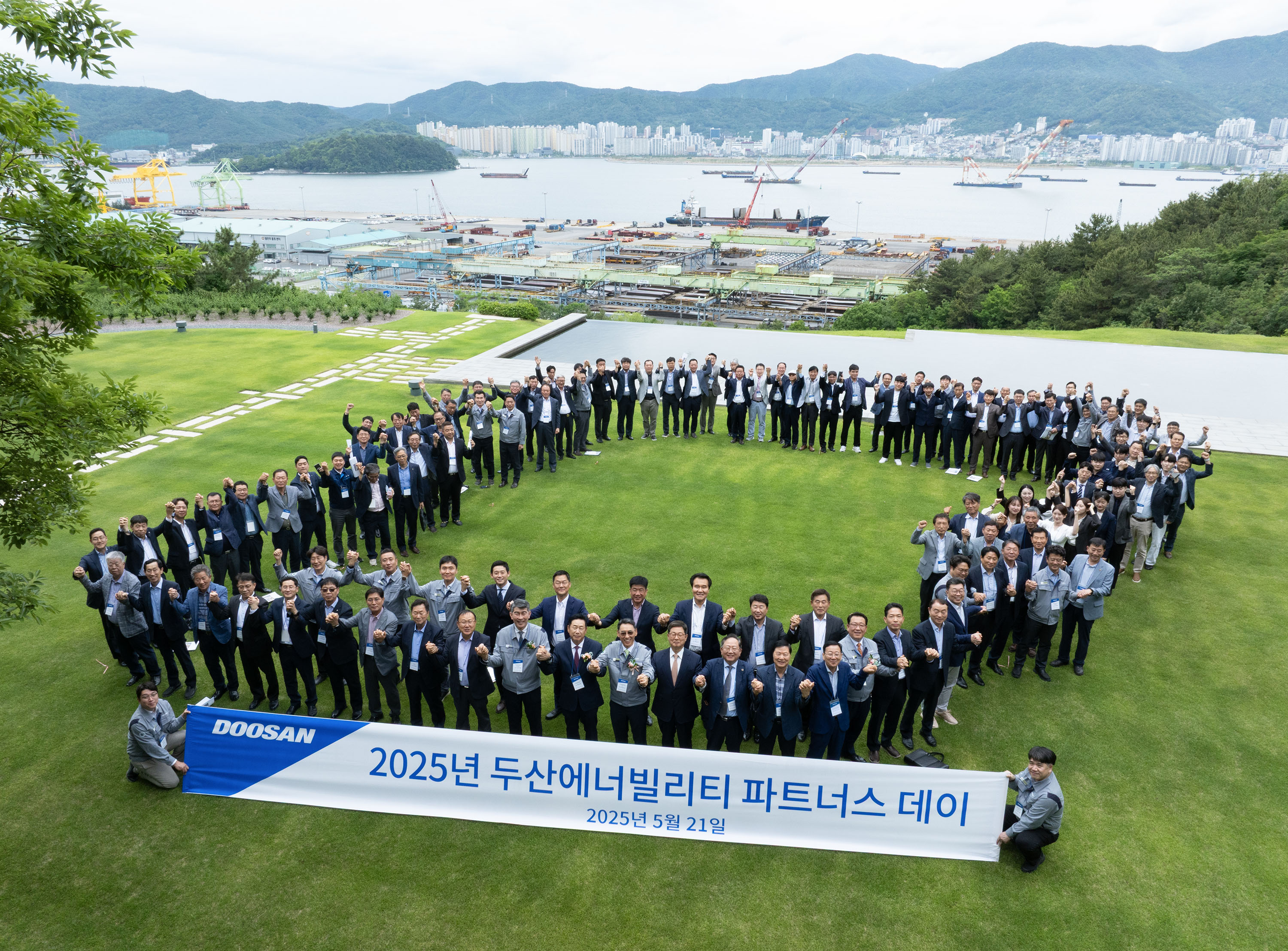 ▲ Attendees of the Doosan Enerbility Partner’s Day 2025 pose for a group photo at Doosan’s Changwon headquarters on May 21.