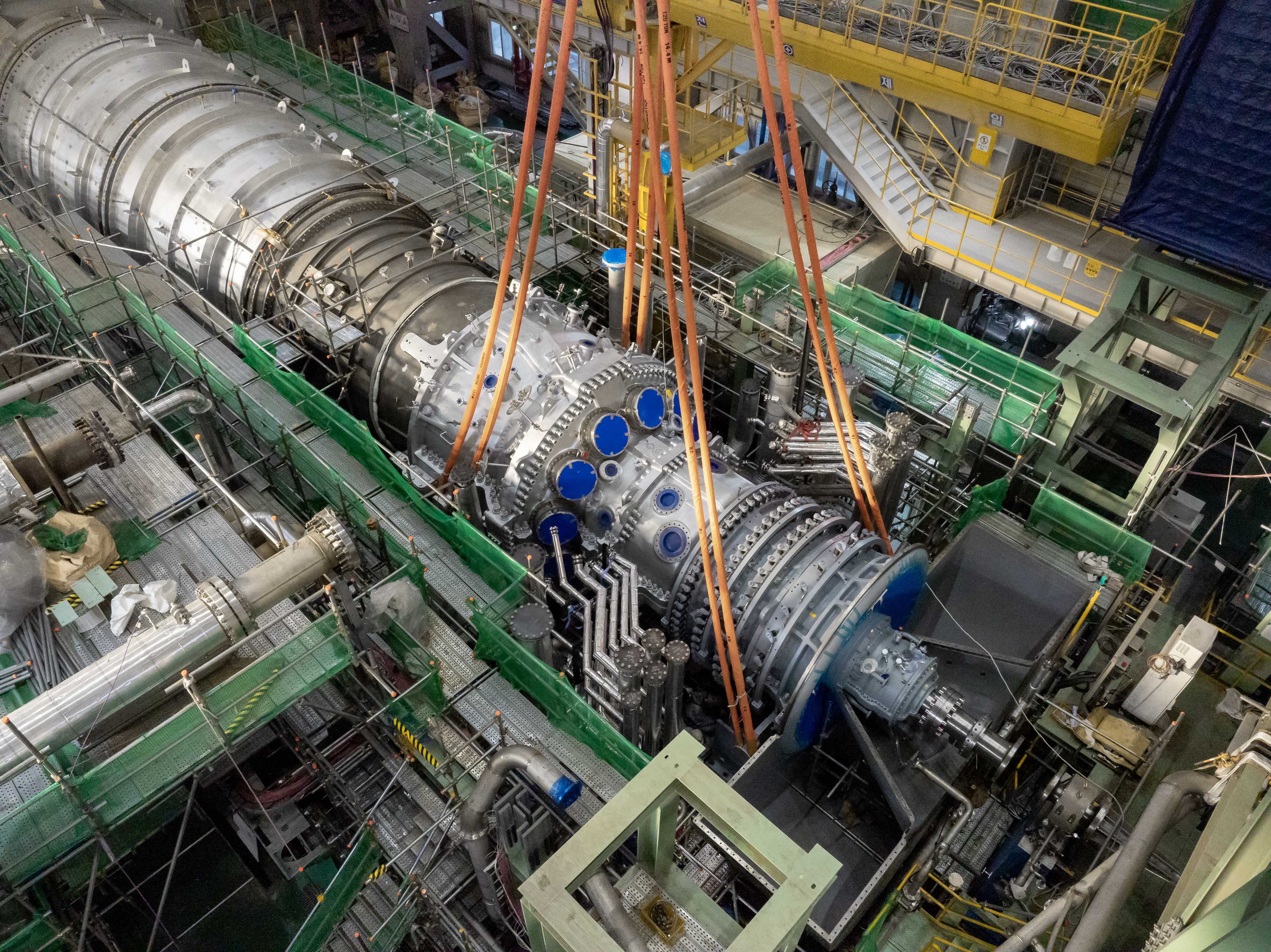 ▲ View of 380MW gas turbine undergoing the FSFL performance test at the gas turbine testing center set up at Doosan Enerbility’s Changwon headquarters.