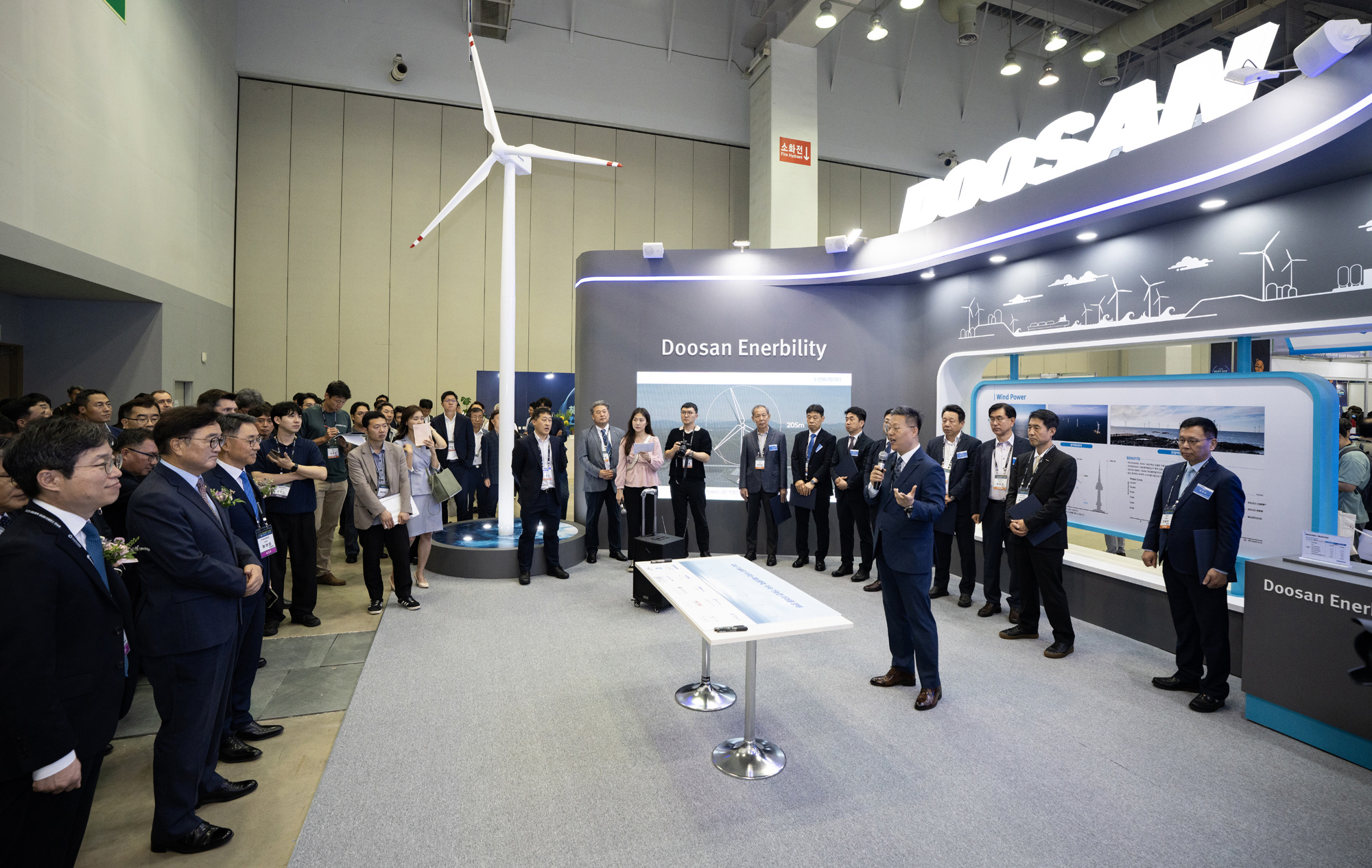 ▲ Dongkyu Shin, Head of Doosan Enerbility’s Wind Turbine Engineering, provides a status overview of the offshore wind power projects to attendees visiting the Doosan booth, including National Assembly Speaker Wonshik Woo, at the Offshore Wind Supply Chain Conference & Exhibition 2025.