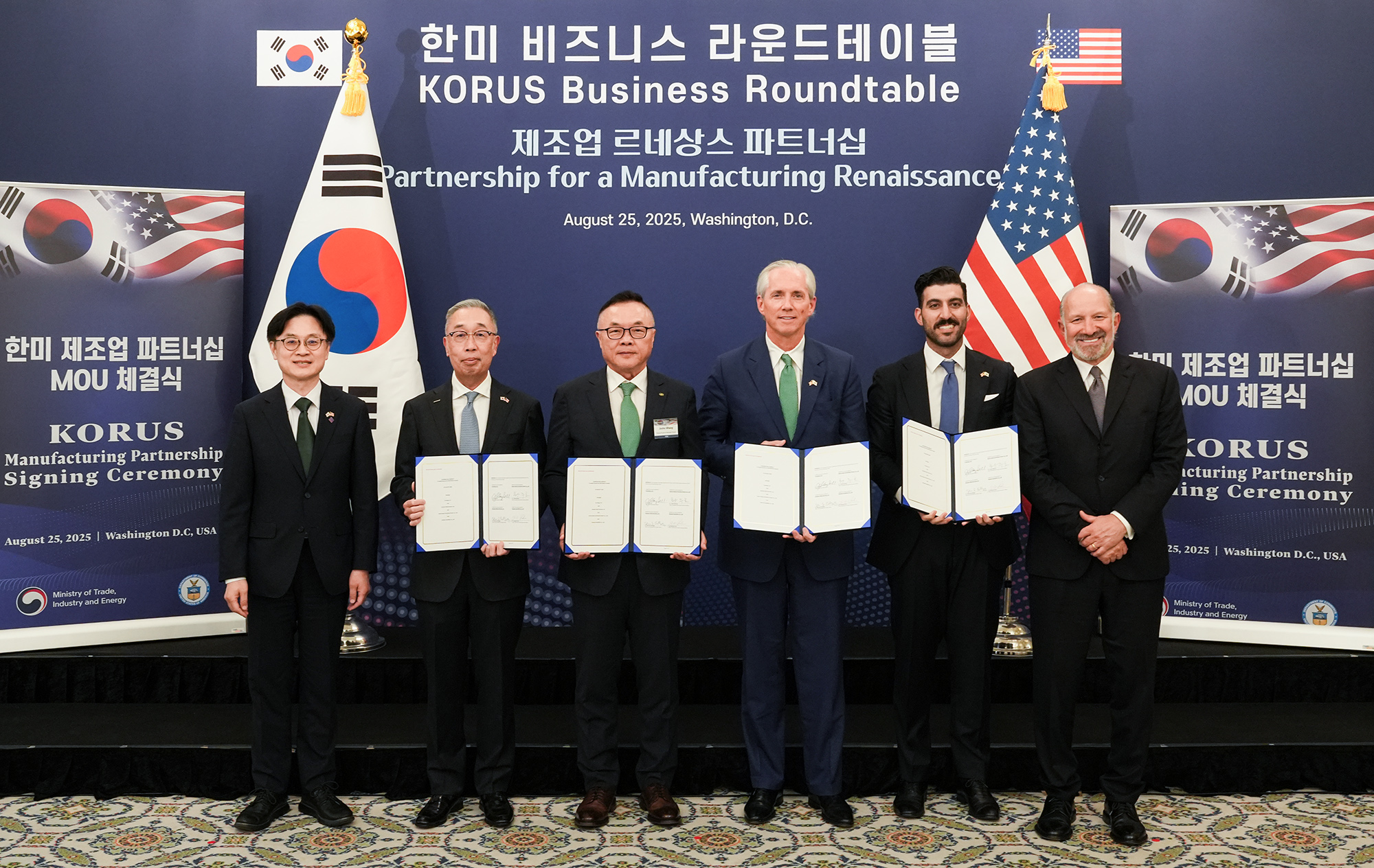 ▲ ▲ On Aug. 25(local time), attendees pose for a group photo at the SMR-related MOU signing ceremony held directly after the KORUS Business Roundtable in Washington D.C. (From left to right) Jung Kwan Kim, S. Korean Minister of Trade, Industry and Energy; Geewon Park, Chairman & CEO of Doosan Enerbility; Jooho Whang, President & CEO of Korea Hydro & Nuclear Power; Clay Sell, CEO of X-energy; Ray Fakhoury, Energy Policy Manager of Amazon Web Services; Howard Lutnick, U.S. Commerce Secretary.