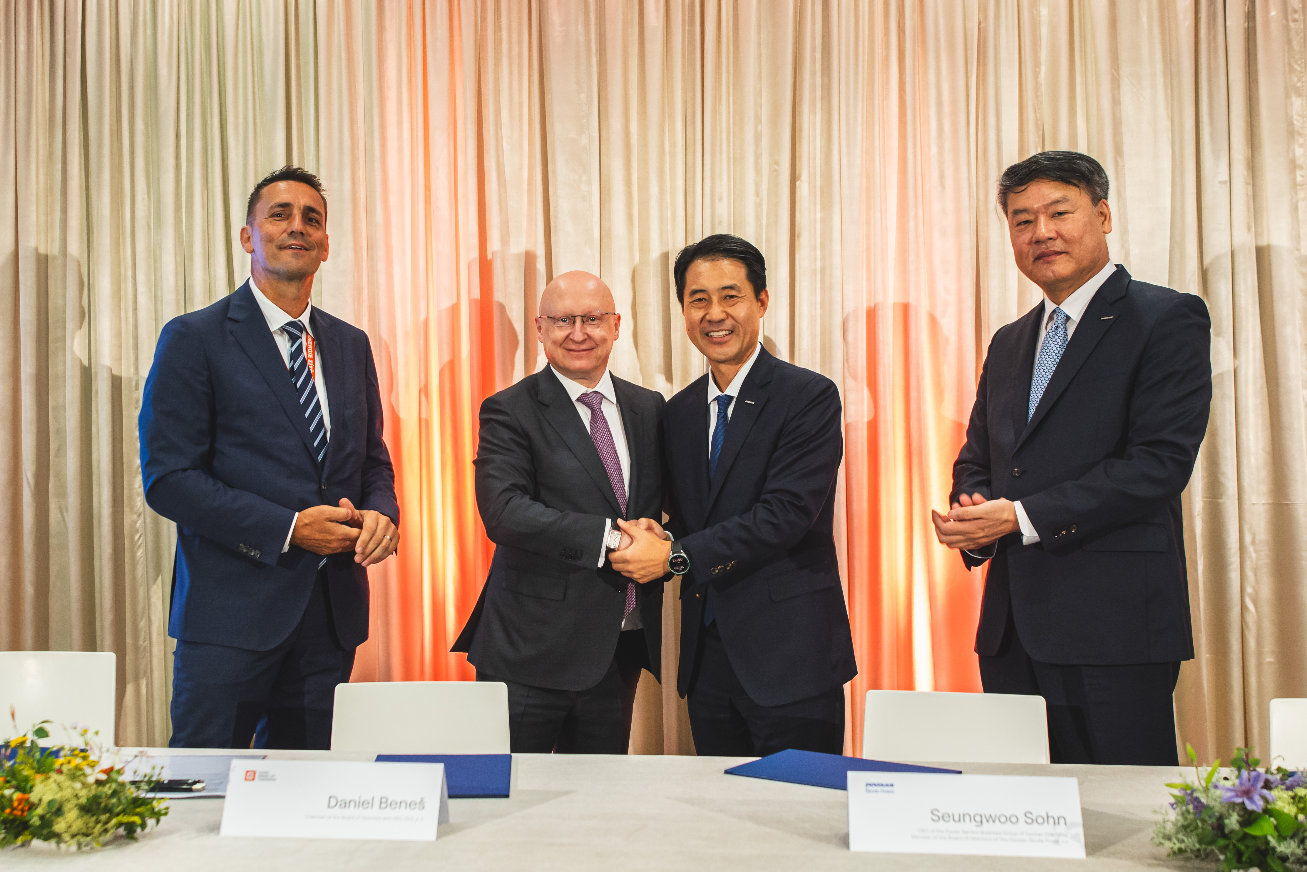 ▲ The related parties pose for a photo at the contract signing ceremony held at the CEZ headquarters in Prague on Sept 10 (local time) for the Temelin Nuclear Power Plant Units 1 & 2 generator replacement. (From left to right) Bohdan Zronek, Nuclear Energy Division Director of CEZ; Daniel Benes, CEO of CEZ; Seungwoo Sohn, CEO of Doosan Enerbility’s Power Services BG; Youngki Lim, CEO of Doosan Skoda Power.