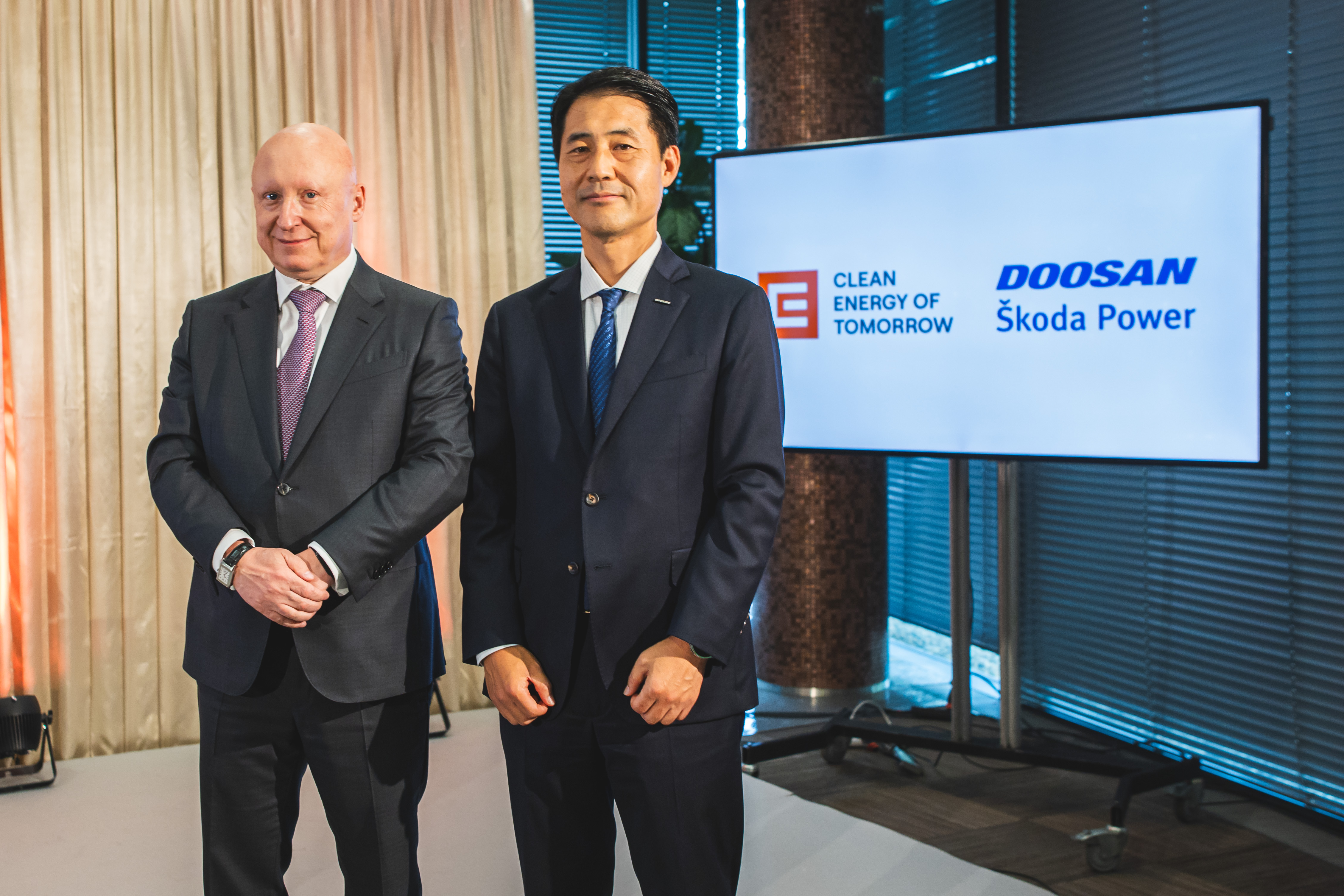 ▲ Daniel Benes, CEO of CEZ (on the left), and Seungwoo Sohn, CEO of Doosan Enerbility’s Power Services BG, pose for a photo together at the signing ceremony held at the CEZ headquarters in Prague on Sept 10 (local time) for the Temelin Nuclear Power Plant Units 1 & 2 generator replacement.