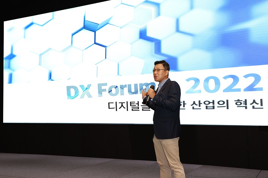 11일 분당두산타워에서 열린 ‘DX Forum 2022’에서 두산에너빌리티 송용진 전략혁신부문장이 인사말을 하고 있다. 