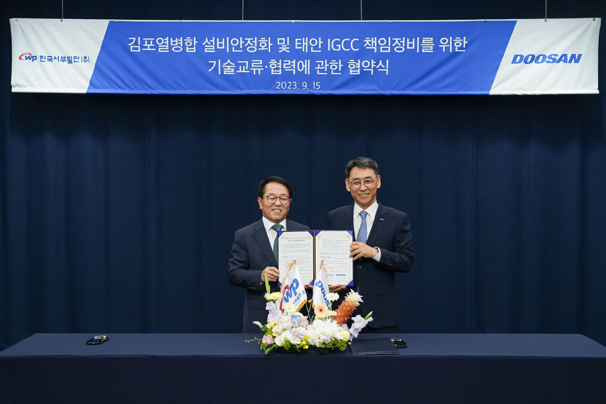 15일 경기도 분당두산타워에서 열린 ‘김포열병합 설비안정화 및 태안 IGCC 책임정비를 위한 기술교류∙협력에 관한 양해각서(MOU)’ 체결식 후 한국서부발전 박형덕 사장(왼쪽), 두산에너빌리티 정연인 사장(오른쪽)이 기념촬영을 하고 있다.