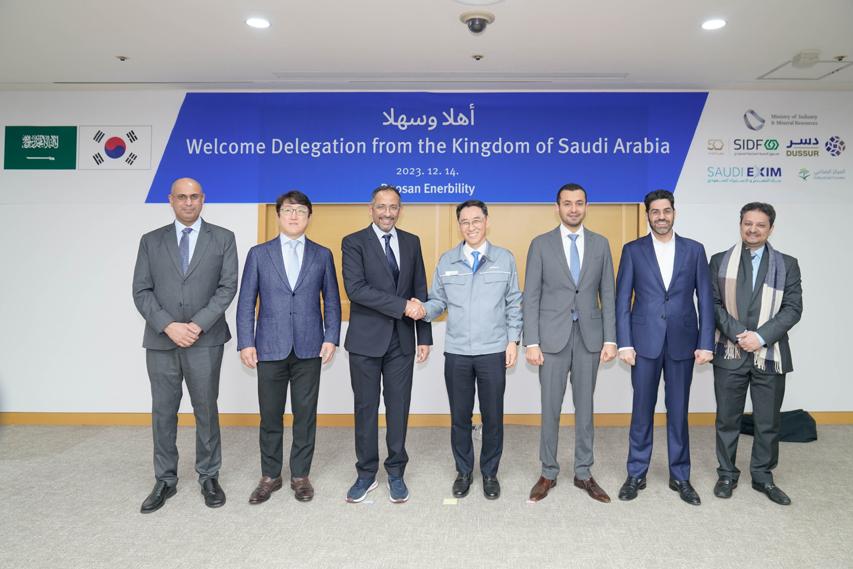 사우디아라비아 반다르 알 코라이예프(H.E. Bandar Al-Khorayef) 산업광물자원부 장관(왼쪽 3번째)이 14일 두산에너빌리티 본사인 경남 창원공장을 방문해 두산에너빌리티 정연인 사장(가운데)과 악수하며 기념촬영을 하고 있다.