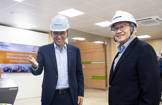 두산에너빌리티 창원 본사를 방문한 필리핀 최대 전력기업 메랄코(Meralco)의 마누엘 베레즈 판길리난 회장(우측)이 두산에너빌리티 정연인 부회장으로부터 사업 소개를 받고 있다. 