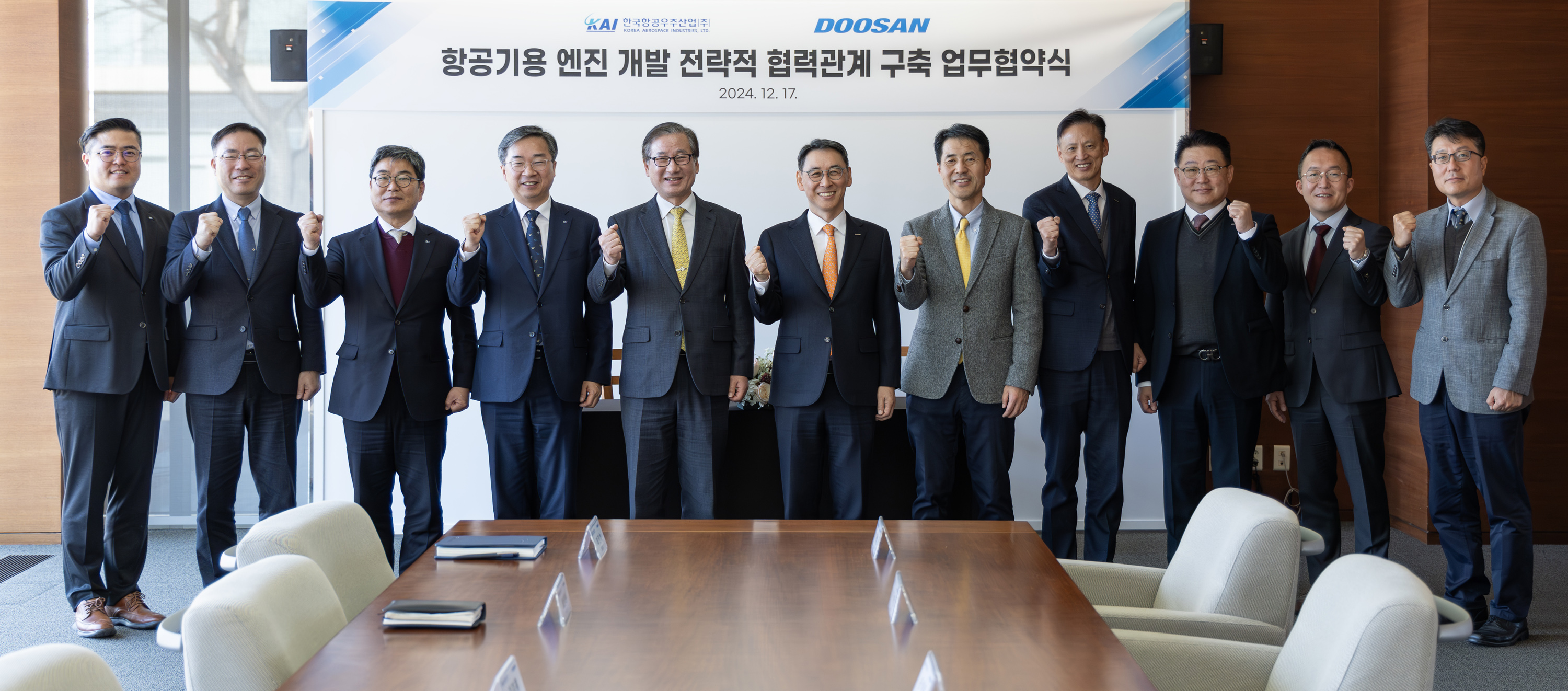 KAI 강구영 사장(왼쪽에서 5번째)과 두산에너빌리티 정연인 부회장(왼쪽에서 6번째)이 17일 두산에너빌리티 창원 본사에서 '항공기용 엔진 개발 전략적 협력관계 구축 업무협약’을 체결하고 관계자들과 함께 기념촬영을 하고 있다.