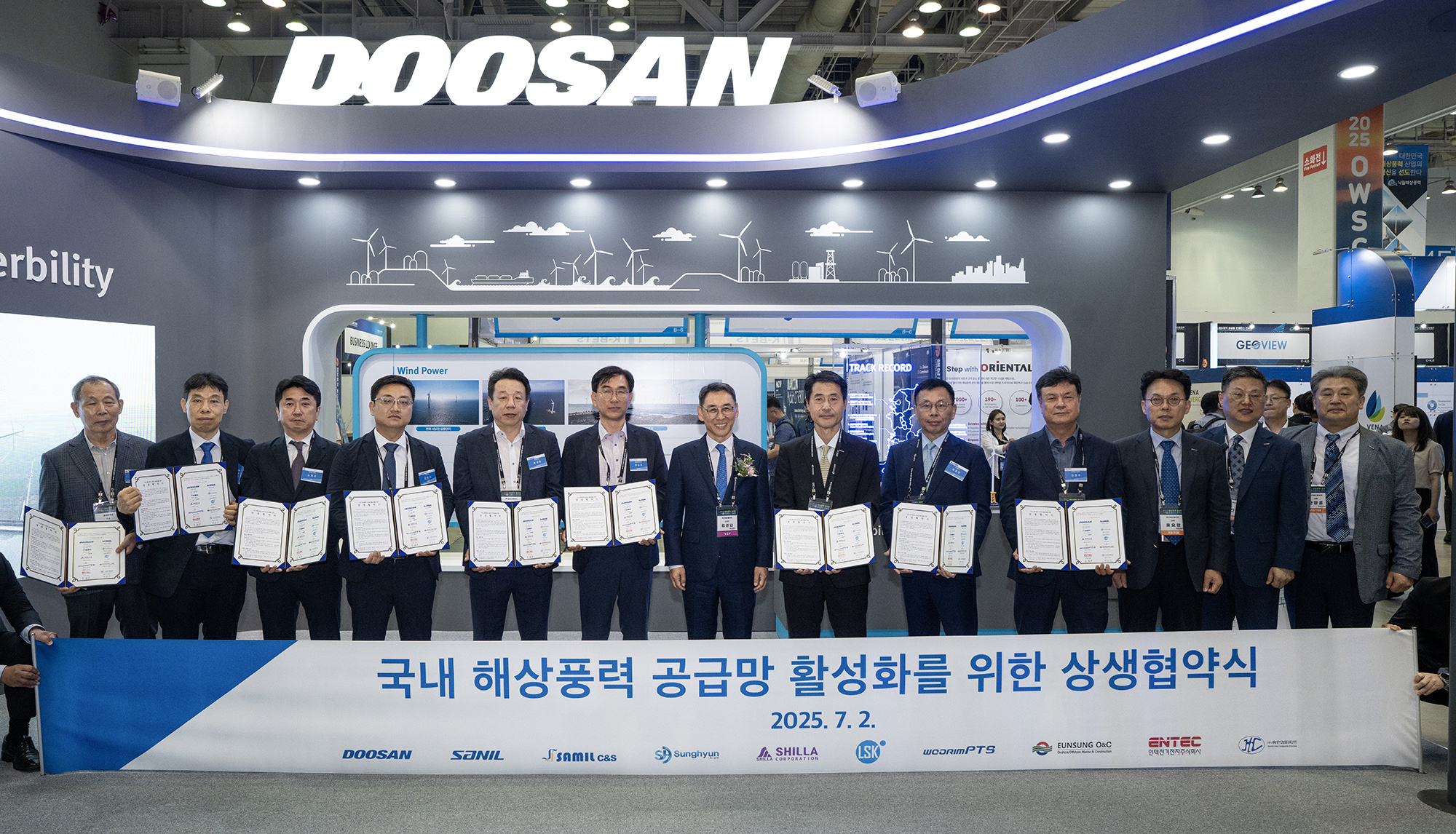 ▲ 두산에너빌리티 정연인 부회장(가운데)이 ‘2025 해상풍력 공급망 컨퍼런스 전시회’에서 국내 9개 협력사 대표들과 상생협약을 체결하고 기념촬영을 하고 있다. (왼쪽부터) 은성오앤씨 은희성 대표, 성현 김호성 대표, 엘에스케이 노현호 상무, 우림피티에스 한우진 부사장, 삼일씨엔에스 윤성용 대표, 휴먼컴퍼지트 양승운 대표, 두산에너빌리티 정연인 부회장, 두산에너빌리티 손승우 파워서비스BG장, 산일전기 최동헌 전무, 인텍전기전자 김종우 부사장, 두산에너빌리티 윤요한 파워서비스영업총괄, 신동규 풍력설계 담당, 한명훈 풍력영업 담당.