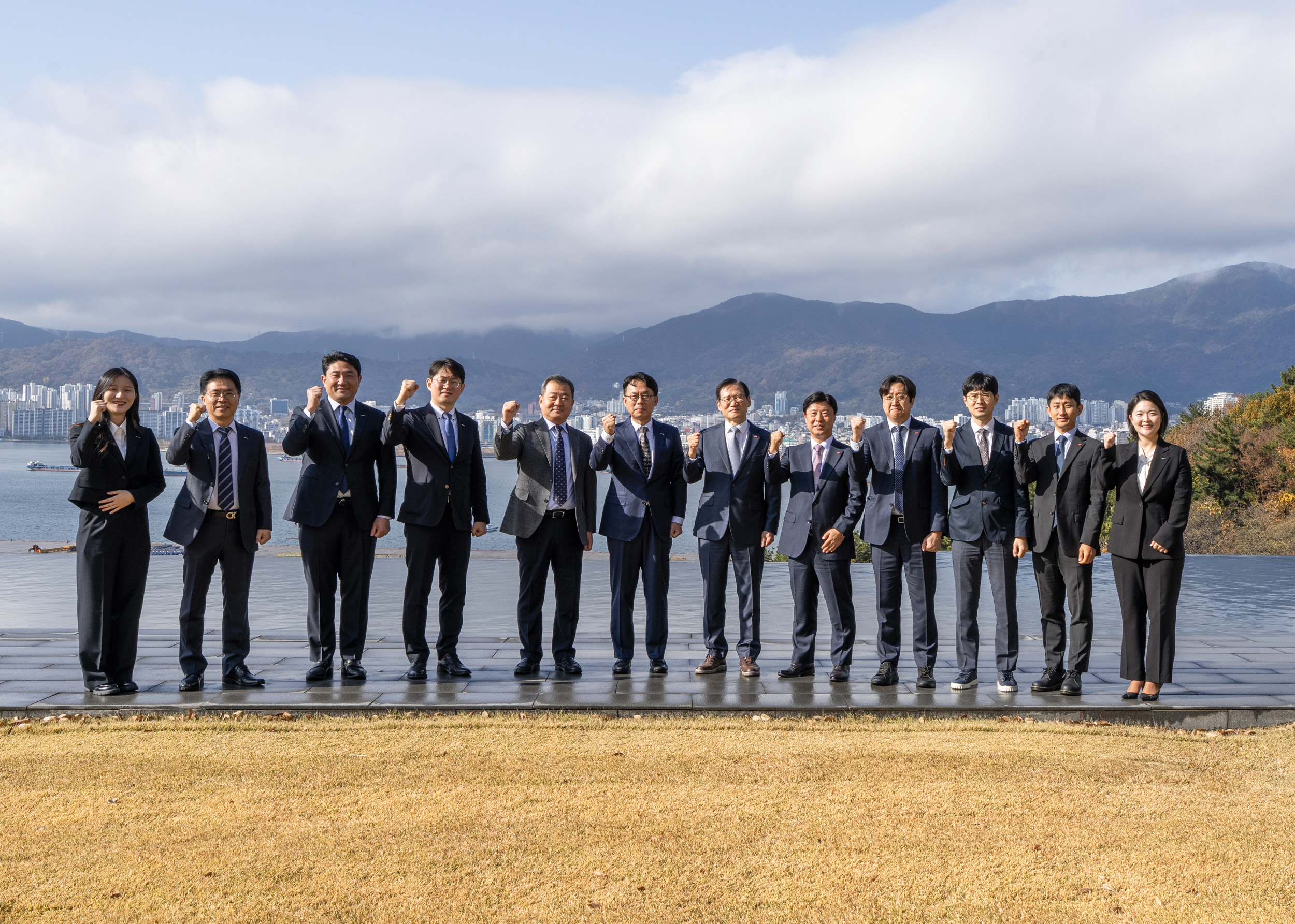 ▲ 27일 두산에너빌리티 창원 본사에서 진행된 해외 발전 프로젝트 경쟁력 강화를 위한 업무협약 체결식에서 한전KPS 김홍연 사장(오른쪽 여섯 번째)과 두산에너빌리티 윤요한 마케팅부문장(왼쪽 여섯 번째)을 비롯한 양사 관계자들이 기념촬영을 하고 있다.