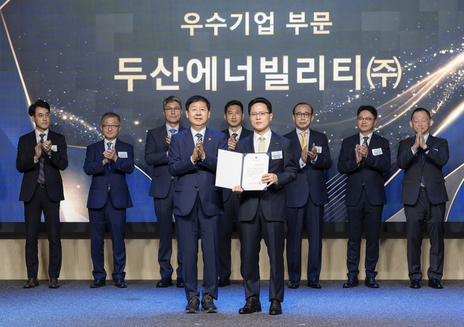 ▲ 1일 열린 ‘한국수출입은행 창립 50주년 기념식’에서 두산에너빌리티 박상현 사장(앞줄 오른쪽)이 구윤철 경제부총리(앞줄 왼쪽)로부터 표창을 받고 기념촬영을 하고 있다.