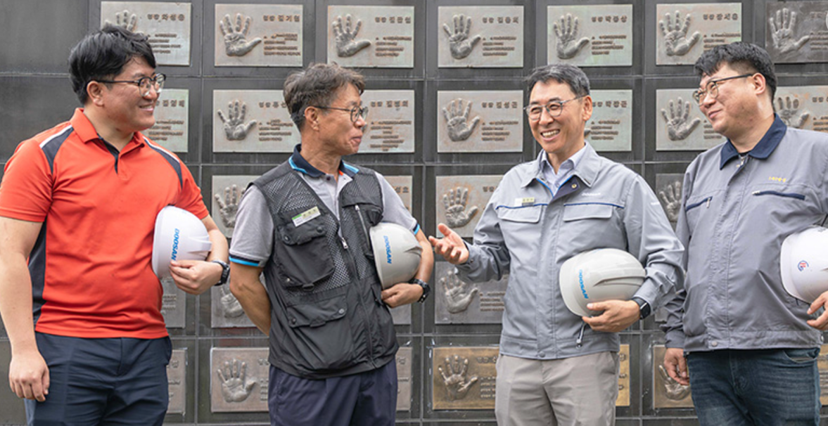 ▲ 7/3일 경남 창원 두산에너빌리티 소속 기술명장 핸드 프린팅 동상 앞에서 두산에너빌리티 정연인 부회장(오른쪽 2번째)이 원전 협력사 기술인들과 대화를 하고 있다. 오른쪽부터 범성정밀 황지현 사원, 두산에너빌리티 정연인 부회장, 원자력품질관리2팀 손성도 기술부장, 영진테크윈 류인태 차장